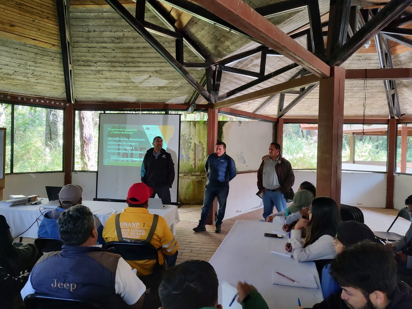 Integrantes del Comité durante una charla