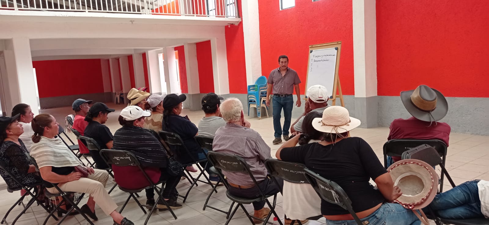 Reunión de profesionales forestales con ciudadanos